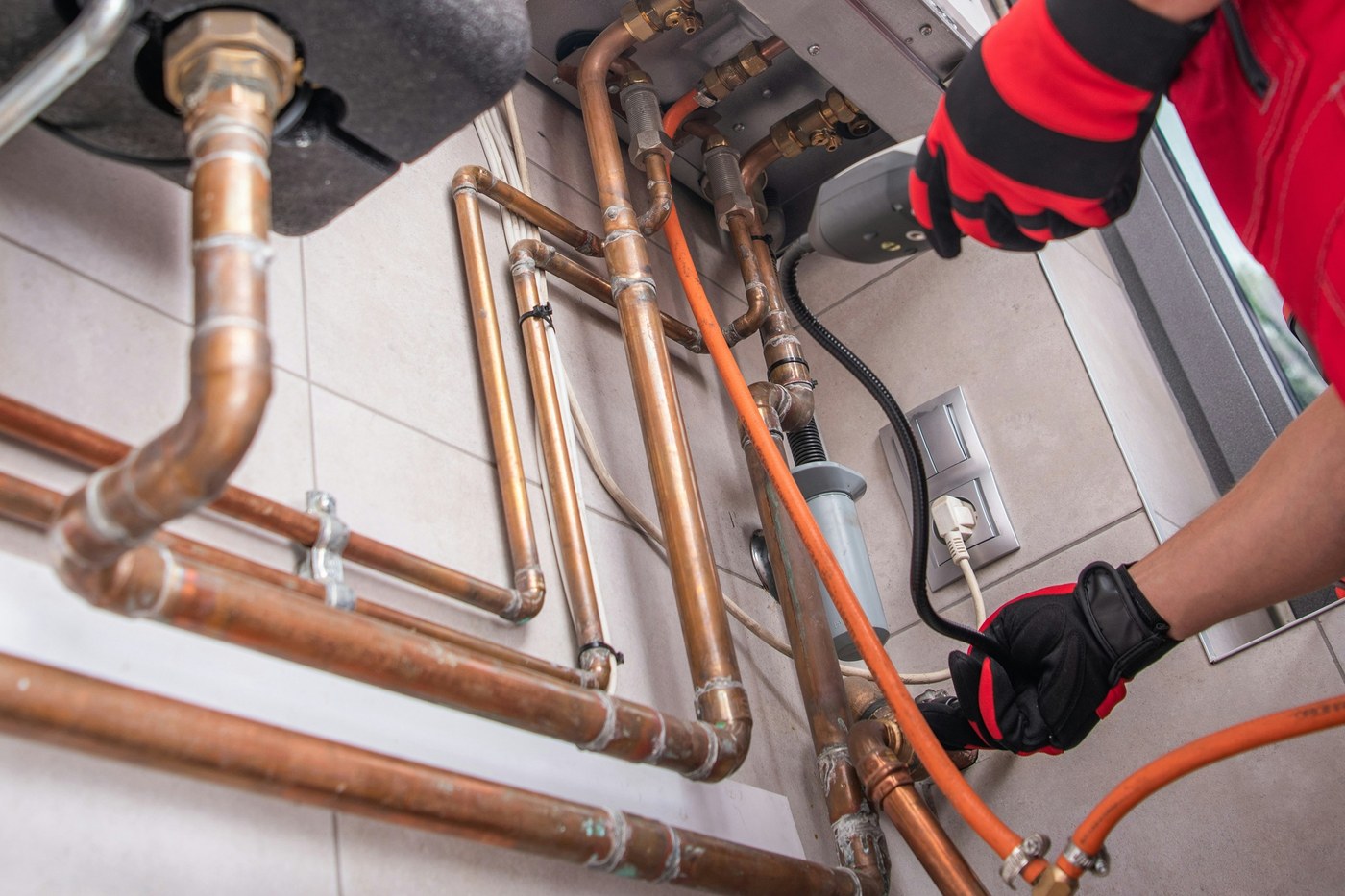 Controllo con rilevatore gas sui tubi della caldaia
